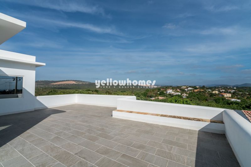 Propriedade clássica-moderna com casa de hóspedes e piscina 